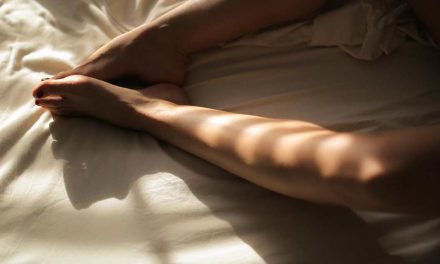 Comment éviter les douleurs de jambes au lit?