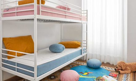 Economisez de l’espace dans la chambre en utilisant des lits superposés pour les enfants