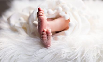 Les bébés doivent-ils dormir avec leurs parents les premiers mois de leur vie