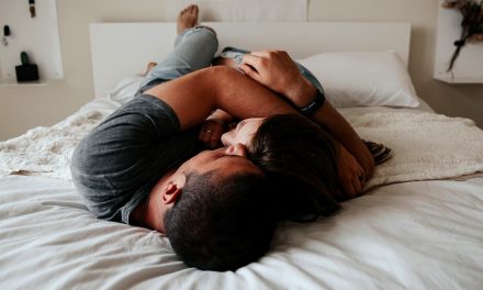 Avantages de dormir dans la position de la petite cuillère avec votre partenaire