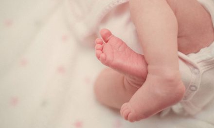 Quelle est la bonne position pour faire dormir un nouveau-né ?