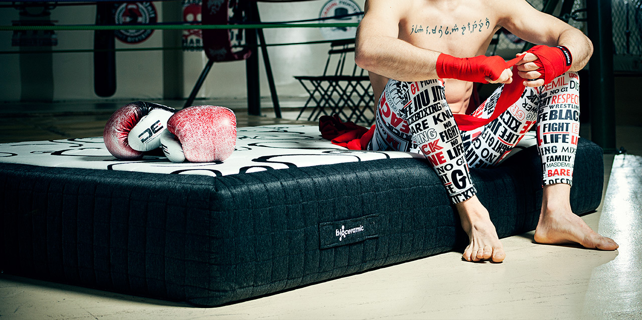boxeur assis sur un matelas de sport