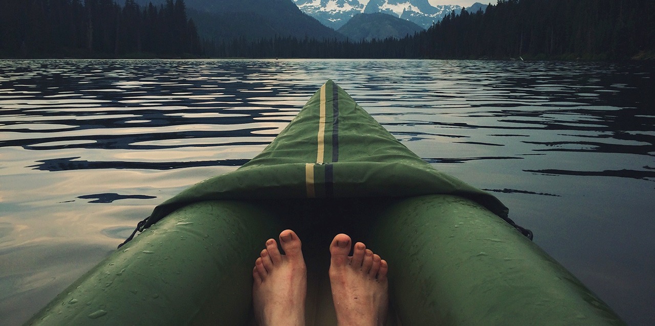 pieds nus en kayak sur un lac