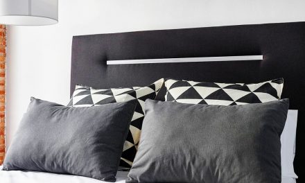 Tête de lit noire : élégance et simplicité dans la chambre à coucher