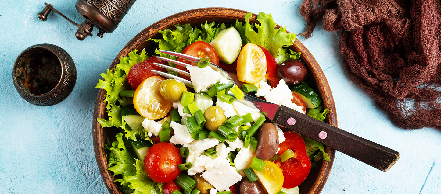Salade de germes verts, ciboulette, cerise, poivron rouge, fromage frais, courgettes et olives.