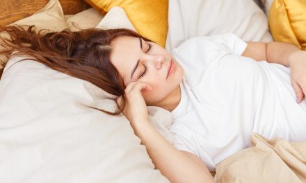 3 postures pour dormir avec des douleurs menstruelles