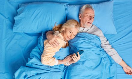 Quels sont les risques encourus lorsque les personnes âgées dorment peu ?